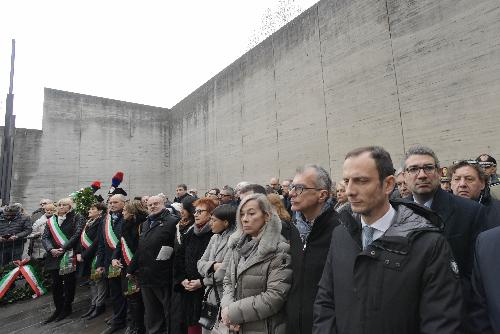 Il governatore Fedriga e l'assessore alle Autonomie locali Pierpaolo Roberti alla cerimonia ospitata dal Monumento Nazionale della Risiera di San Sabba.